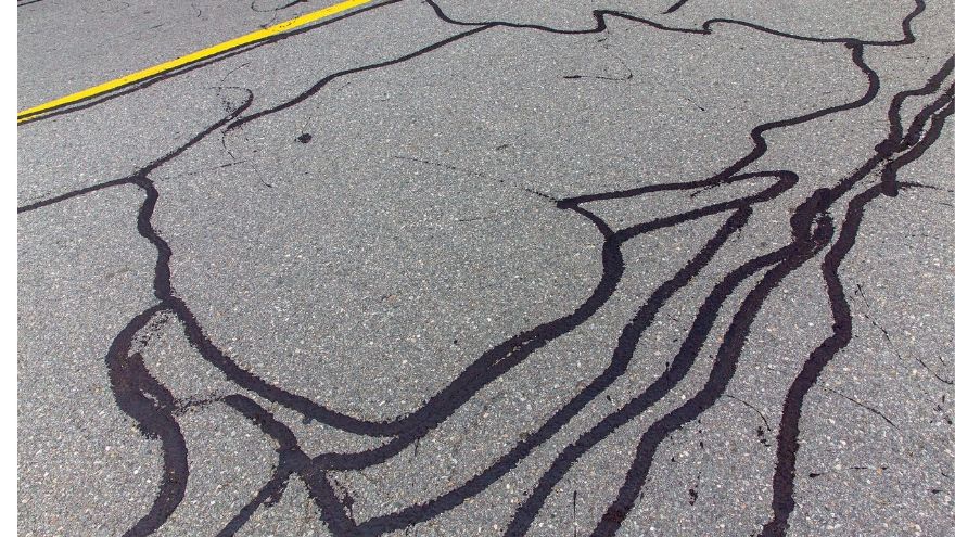 Crack filling and sealing on asphalt